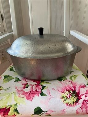 Club Hammered Aluminum Dutch Oven Classic Silver Cast  Roaster with Lid - Silver